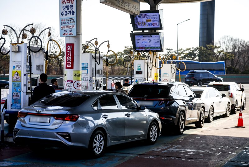 [서울=뉴시스] 정병혁 기자 = 미국과 이란의 무력충돌 속에 이란이 호르무즈 해협을 봉쇄하면서 국제 유가가 급등하고 있는 가운데 4일 서울시내 한 주유소를 찾은 시민들이 주유를 하고 있다 .2026.03.04. jhope@newsis.com