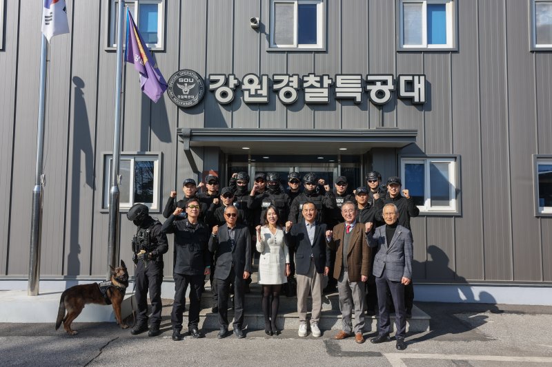김진태 강원지사는 4일 춘천시 신북읍에 위치한 강원경찰특공대를 방문해 치안 현장을 점검했다.(강원도 제공. 재판매 및 DB금지)/뉴스1