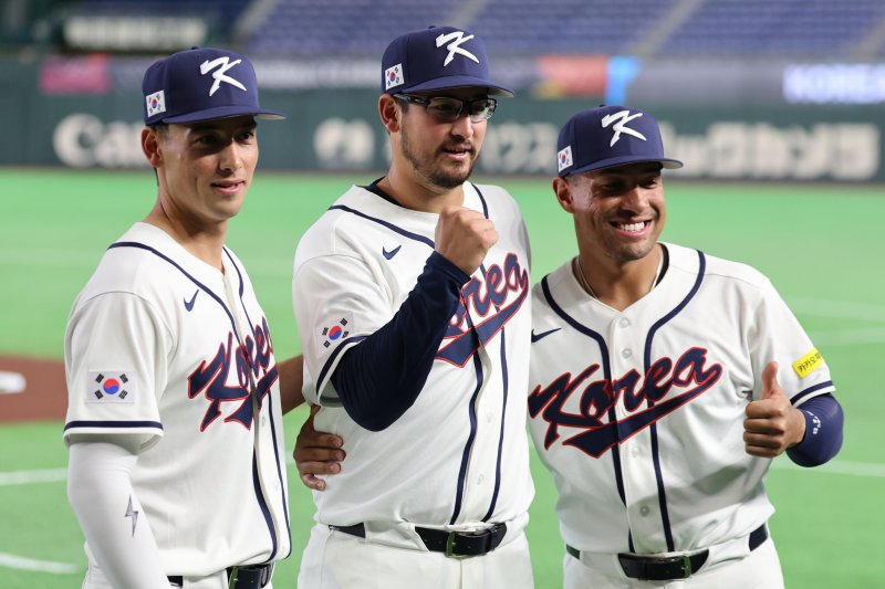 [도쿄=뉴시스] 권창회 기자 = 2026 월드베이스볼클래식(WBC) 개막을 하루 앞둔 4일 일본 도쿄돔에서 한국야구대표팀 셰이 위트컴(왼쪽부터), 데인 더닝, 저마이 존스가 훈련을 마치고 기념촬영을 하고 있다. 2026.03.04. kch0523@newsis.com