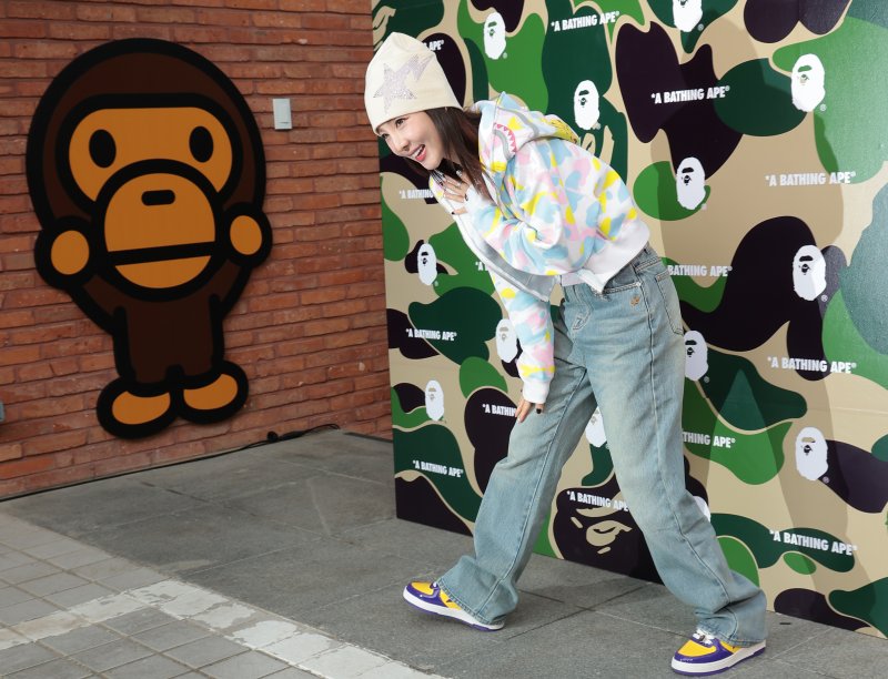 2NE1(투애니원) 산다라박이 4일 서울 강남구 한 매장에서 열린 그랜드 오픈 행사에 참석해 인사를 하고 있다. ⓒ 뉴스1 권현진 기자