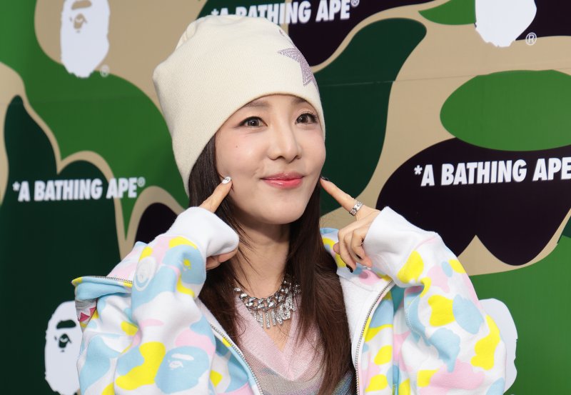 2NE1(투애니원) 산다라박이 4일 서울 강남구 한 매장에서 열린 그랜드 오픈 행사에 참석해 볼 콕 포즈를 취하고 있다. ⓒ 뉴스1 권현진 기자