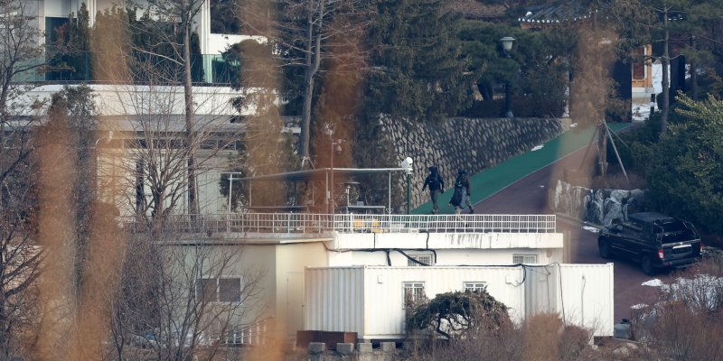 [서울=뉴시스] 김선웅 기자 = 윤석열 전 대통령에 대한 공수처와 경찰의 2차 체포영장 집행 시도가 임박한 지난해 1월 12일 서울 용산구 한남동 대통령 관저에서 전술복과 헬멧을 착용한 경호처 관계자들이 이동하고 있다. 2026.03.04. mangusta@newsis.com