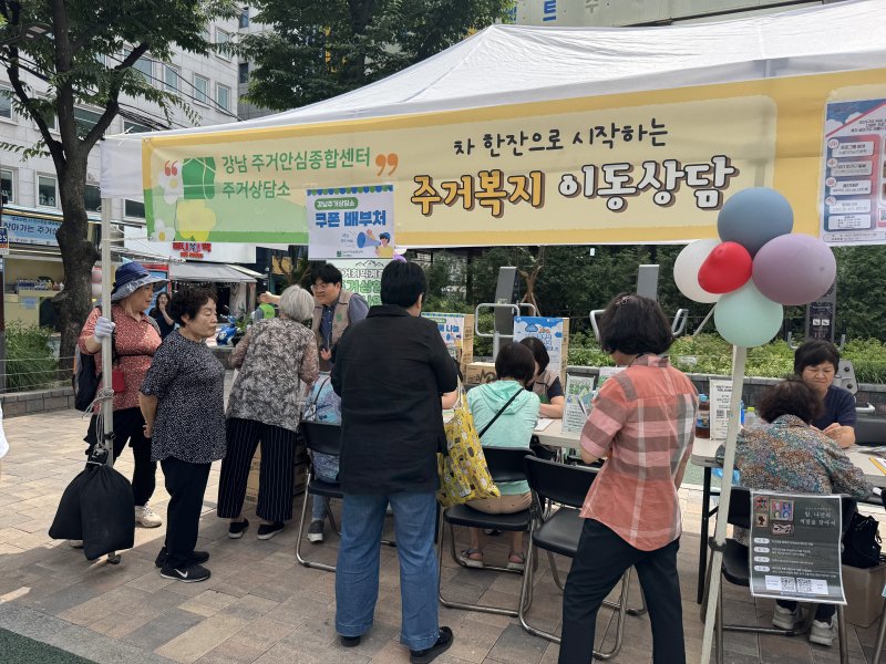 SH 관계자들이 '찾아가는 주거복지 이동상담'을 통해 주거 상담을 진행하고 있다.