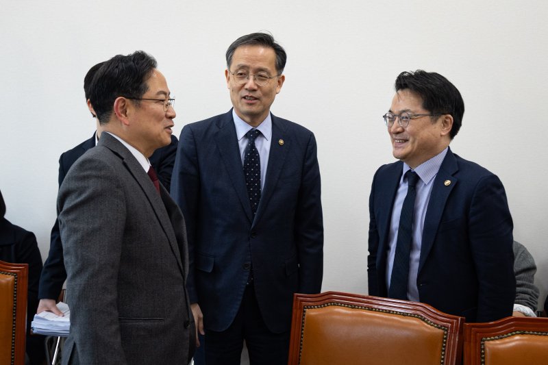 박수영 국민의힘 의원이 4일 서울 여의도 국회에서 제432회 국회(임시회) 폐회중 열린 대미투자특별법 처리를 위한 특별위원회 제1차 법안심사소위원회에 앞서 이형일 재정경제부 1차관(가운데), 문신학 산업통상부 1차관과 대화하고 있다. 2026.3.4 ⓒ 뉴스1 유승관 기자