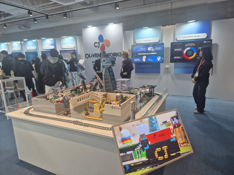 AI 팩토리 특별관에 CJ올리브네트웍스의 AI 구현 물류 시스템 모습 모형이 조성돼 있다.