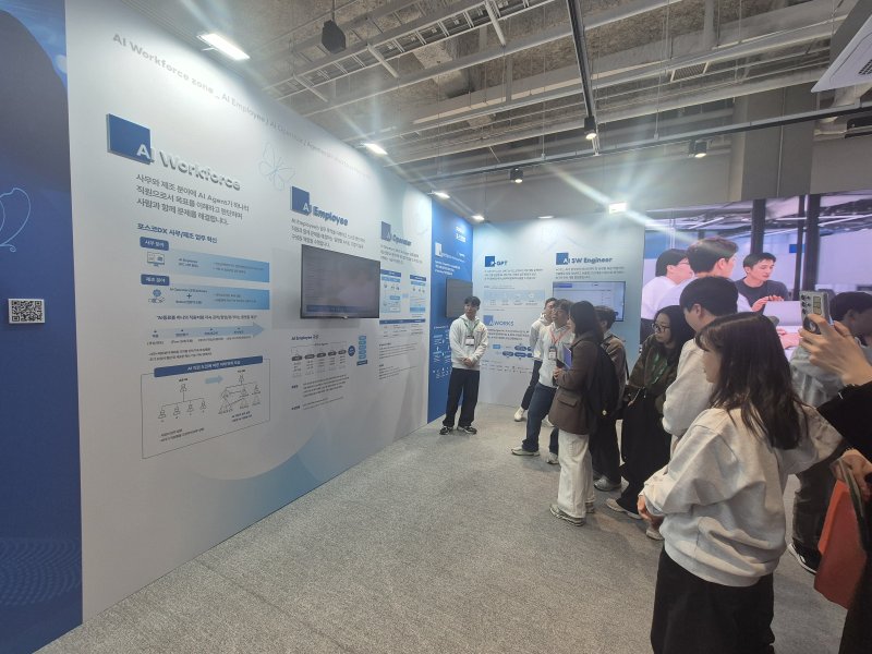 포스코DX가 선보인 'AI Workforce' 테마존. 사무와 제조현장 전반에 AI Agent가 사람과 함께 협업하며 문제를 해결하는 미래형 업무환경을 선보였다. 사진=연지안 기자