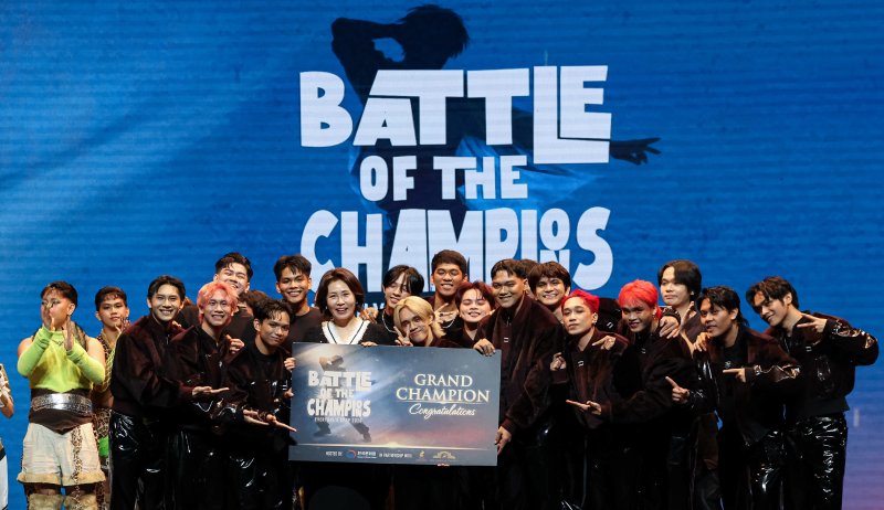 김혜경 여사가 4일(현지시간) 필리핀 마닐라 한 극장에서 열린 모두의 케이팝에서 수상자들과 기념촬영을 하고 있다. 2026.3.4 ⓒ 뉴스1 허경 기자