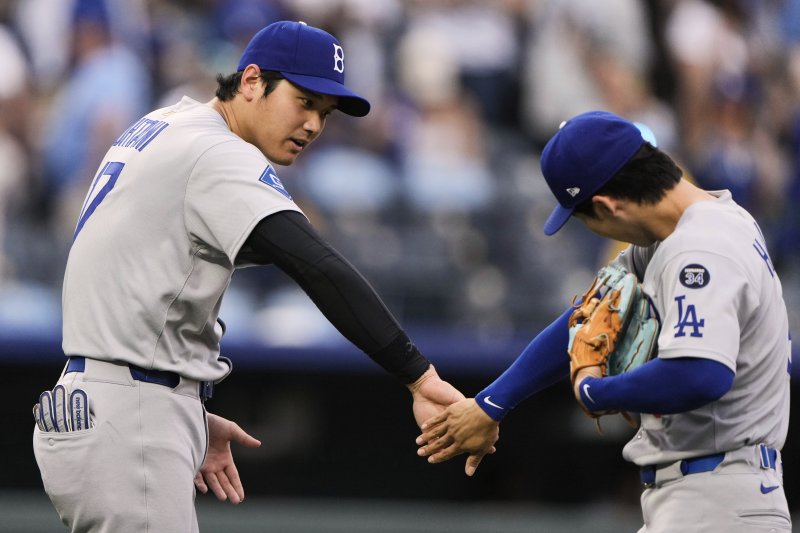 [캔자스시티=AP/뉴시스] LA 다저스의 김혜성(오른쪽)이 29일(현지 시간) 미 미주리주 캔자스시티 코프먼 스타디움에서 열린 2025 메이저리그 캔자스시티 로열스와의 경기를 마친 후 오타니 쇼헤이와 승리를 자축하고 있다. 2025.30.