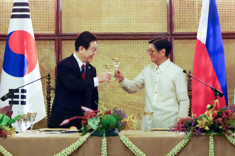 [마닐라=뉴시스] 최동준 기자 = 필리핀을 국빈 방문 중인 이재명 대통령이 3일(현지 시간) 마닐라 말라카냥궁에서 열린 국빈 만찬에서 페르디난드 마르코스 주니어 대통령과 건배를 하고 있다. 2026.03.03. photocdj@newsis.com