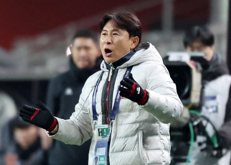 [서울=뉴시스] 조성우 기자 = 4일 오후 서울 마포구 서울월드컵경기장에서 열린 2025-2026시즌 아시아축구연맹(AFC) 챔피언스리그 엘리트(ACLE) 16강 1차전 FC서울과 비셀 고베의 경기 후반전, FC서울 김기동 감독이 선수들을 격려하고 있다. 2026.03.04. xconfind@newsis.com