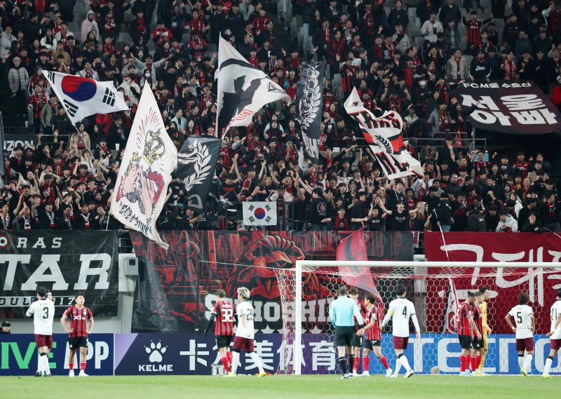[서울=뉴시스] 조성우 기자 = 4일 오후 서울 마포구 서울월드컵경기장에서 열린 2025-2026시즌 아시아축구연맹(AFC) 챔피언스리그 엘리트(ACLE) 16강 1차전 FC서울과 비셀 고베의 경기, FC서울 서포터즈가 열띤 응원전을 펼치고 있다. 2026.03.04. xconfind@newsis.com