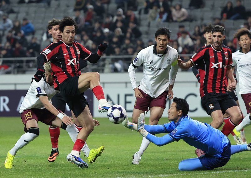 4일 오후 서울시 마포구 월드컵로 서울월드컵경기장에서 열린 아시아축구연맹(AFC) 챔피언스리그 엘리트(ACLE) 16강 1차전 FC서울과 비셀 고베의 경기에서 FC서울 송민규가 코너킥 상황에 볼을 향해 발을 뻗고 있다. 2026.3.4 ⓒ 뉴스1 박정호 기자