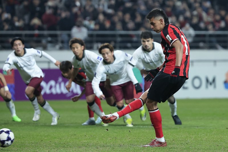 4일 오후 서울시 마포구 월드컵로 서울월드컵경기장에서 열린 아시아축구연맹(AFC) 챔피언스리그 엘리트(ACLE) 16강 1차전 FC서울과 비셀 고베의 경기에서 FC서울 후이즈가 패널티킥을 차고 있다. 2026.3.4 ⓒ 뉴스1 박정호 기자