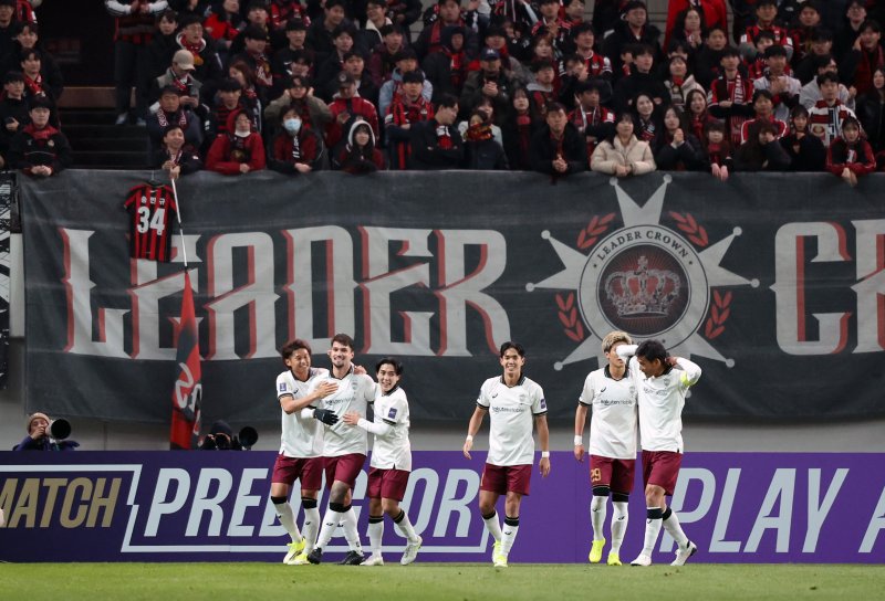 [서울=뉴시스] 조성우 기자 = 4일 오후 서울 마포구 서울월드컵경기장에서 열린 2025-2026시즌 아시아축구연맹(AFC) 챔피언스리그 엘리트(ACLE) 16강 1차전 FC서울과 비셀 고베의 경기 전반전, 고베의 마테우스 툴레르가 선제골을 넣은 뒤 동료들과 기쁨을 나누고 있다. 2026.03.04. xconfind@newsis.com