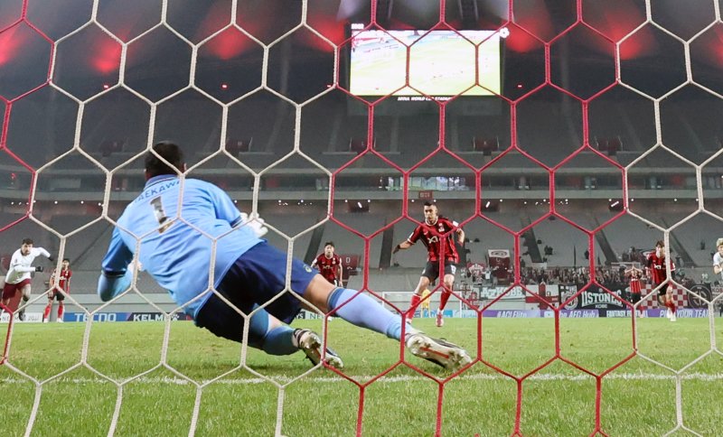 [서울=뉴시스] 조성우 기자 = 4일 오후 서울 마포구 서울월드컵경기장에서 열린 2025-2026시즌 아시아축구연맹(AFC) 챔피언스리그 엘리트(ACLE) 16강 1차전 FC서울과 비셀 고베의 경기 후반전, FC서울 후이즈의 페널티킥이 고베 골키퍼 마에카와 다이야에게 막히고 있다. 2026.03.04. xconfind@newsis.com