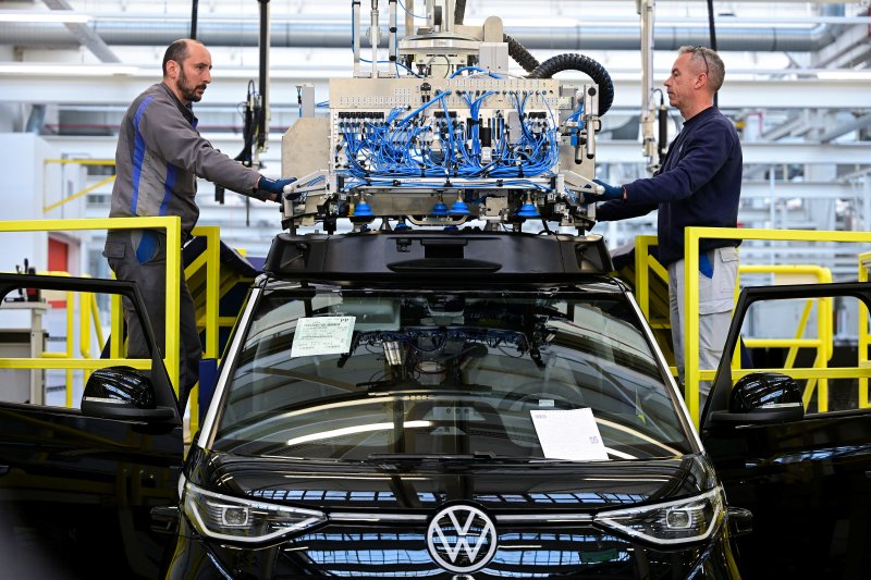 지난 4일(현지시간) 독일 하노버의 폭스바겐 공장에서 근로자들이 차량을 조립하고 있다.로이터연합뉴스