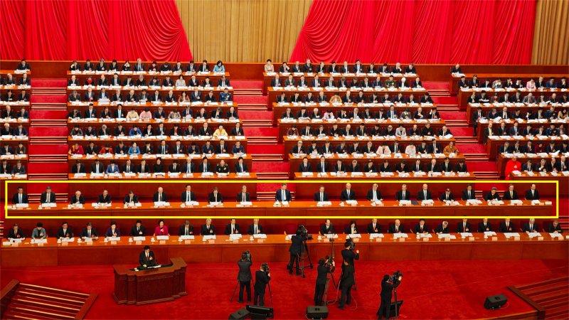 중국 최대 정치행사인 양회 개막일인 4일 열린 정치협상회의 전국위원회 회의에 참석한 중국 지도부. 시진핑 주석이 앉아있는 주석단에는 시진핑 주석과 왕후닝 정협 주석(대표 발언 중)를 제외한 19명의 정치국 위원이 앉아있다. ⓒ 뉴스1 정은지 특파원