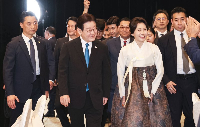 [마닐라=뉴시스] 최동준 기자 = 필리핀을 국빈 방문 중인 이재명 대통령과 김혜경 여사가 4일(현지 시간) 마닐라 한 호텔에서 열린 동포 오찬 간담회에 입장하고 있다. 2026.03.04. photocdj@newsis.com