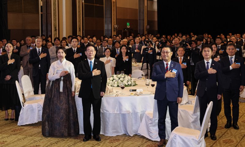 [마닐라=뉴시스] 최동준 기자 = 필리핀을 국빈 방문 중인 이재명 대통령과 김혜경 여사가 4일(현지 시간) 마닐라 한 호텔에서 열린 동포 오찬 간담회에서 국민의례를 하고 있다. 2026.03.04. photocdj@newsis.com