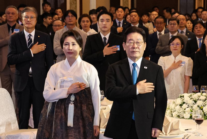 [마닐라=뉴시스] 최동준 기자 = 필리핀을 국빈 방문 중인 이재명 대통령과 김혜경 여사가 4일(현지 시간) 마닐라 한 호텔에서 열린 동포 오찬 간담회에서 국민의례를 하고 있다. 2026.03.04. photocdj@newsis.com