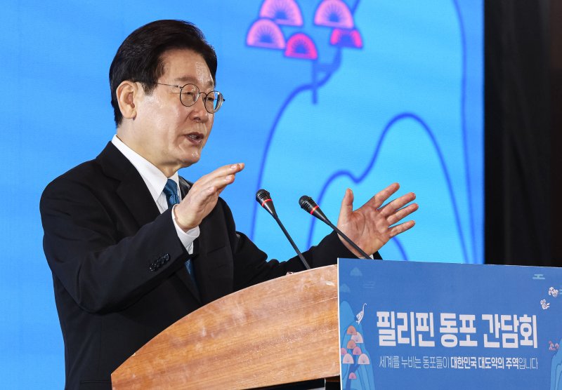 [마닐라=뉴시스] 최동준 기자 = 필리핀을 국빈 방문 중인 이재명 대통령이 4일(현지 시간) 마닐라 한 호텔에서 열린 동포 오찬 간담회에서 인사말을 하고 있다. 2026.03.04. photocdj@newsis.com