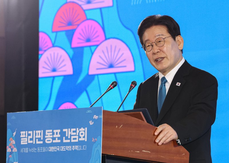 [마닐라=뉴시스] 최동준 기자 = 필리핀을 국빈 방문 중인 이재명 대통령이 4일(현지 시간) 마닐라 한 호텔에서 열린 동포 오찬 간담회에서 인사말을 하고 있다. 2026.03.04. photocdj@newsis.com