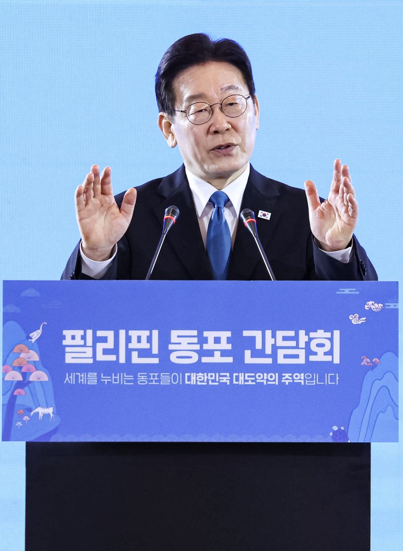 [마닐라=뉴시스] 최동준 기자 = 필리핀을 국빈 방문 중인 이재명 대통령이 4일(현지 시간) 마닐라 한 호텔에서 열린 동포 오찬 간담회에서 인사말을 하고 있다. 2026.03.04. photocdj@newsis.com