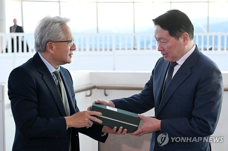 위스키 선물하는 젠슨 황 최고경영자 (출처=연합뉴스)