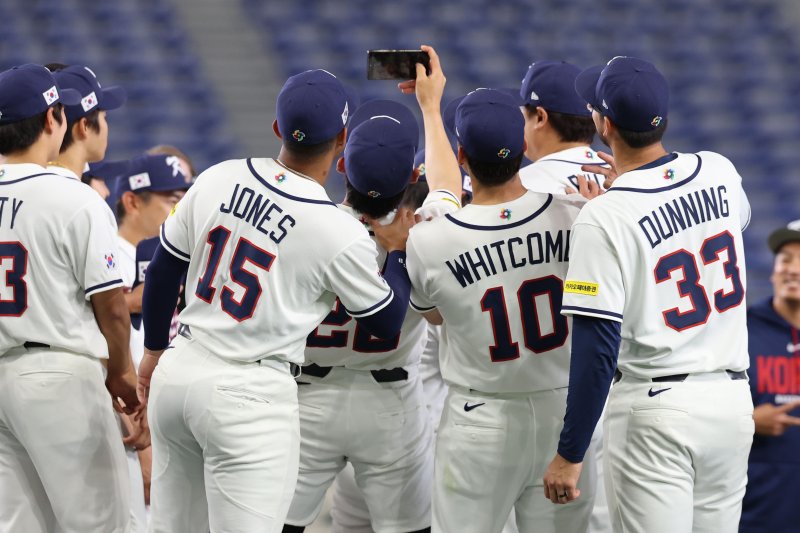 [도쿄=뉴시스] 권창회 기자 = 2026 월드베이스볼클래식(WBC) 개막을 하루 앞둔 4일 일본 도쿄돔에서 한국야구대표팀 선수들이 셀카를 찍고 있다. 2026.03.04. kch0523@newsis.com