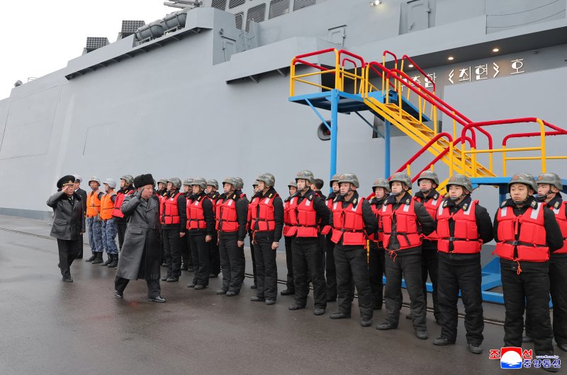 김정은 북한 국무위원장이 지난 3-4일 남포조선소에 있는 구축함 '최현호'를 찾았다. 김 위원장이 북한 해군의 사열을 받고 있다. 연합뉴스
