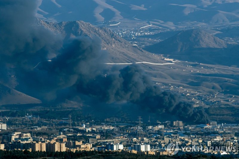 연기 피어오르는 이란 수도 테헤란 (출처=연합뉴스)