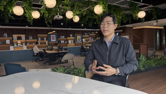 <마인즈그라운드 인도네시아 지사에서 민환기 대표이사가 2026년 글로벌 확장 전략과 한·인니 비즈니스 협력 비전에 대해 설명하고 있다. / 마인즈그라운드 제공>