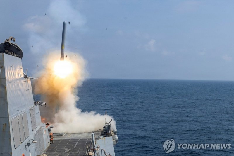 대이란 공격 위해 토마호크 미사일 발사하는 미 해군 함정 (출처=연합뉴스)