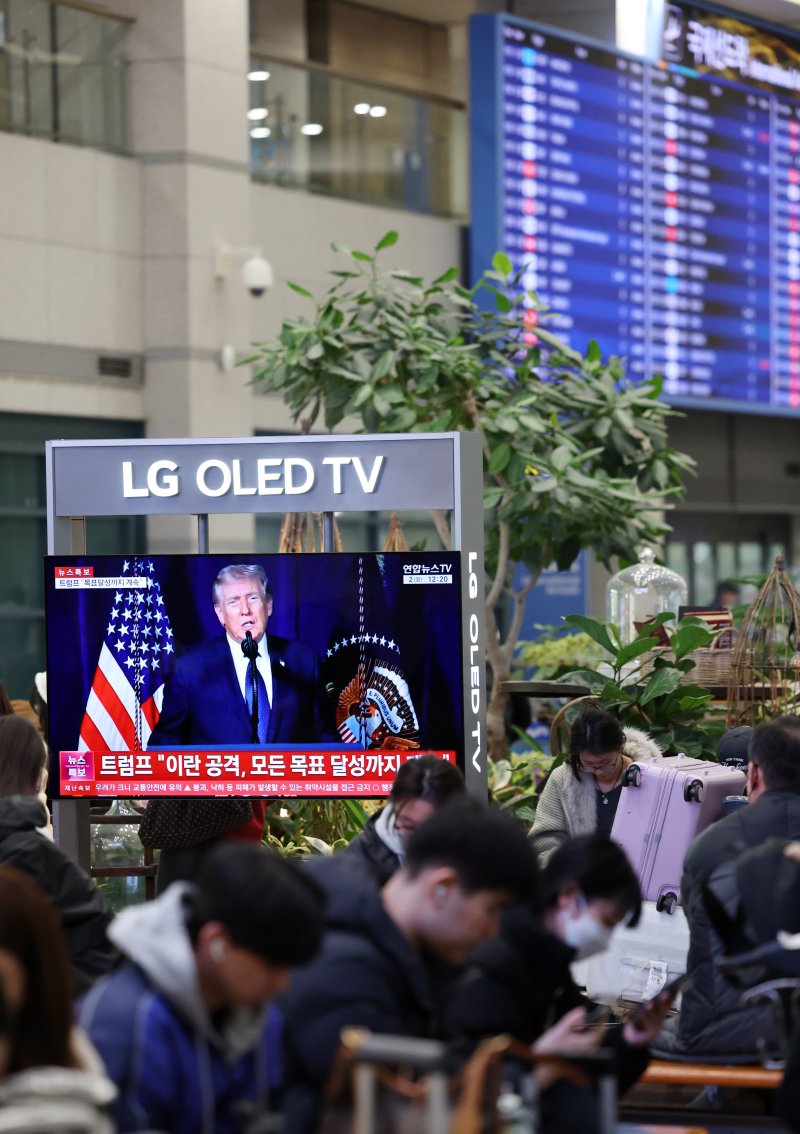 [인천공항=뉴시스] 조성우 기자 = 미국의 이란 공습으로 중동 지역의 군사적 긴장이 고조되면서 두바이행 등 일부 항공편이 운항 중단된 2일 인천국제공항 제1여객터미널에서 이용객들이 관련 뉴스를 시청하고 있다. 2026.03.02. xconfind@newsis.com