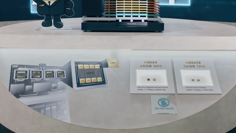 SK하이닉스의 HBM4(왼쪽), HBM3E 제품.SK하이닉스 제공