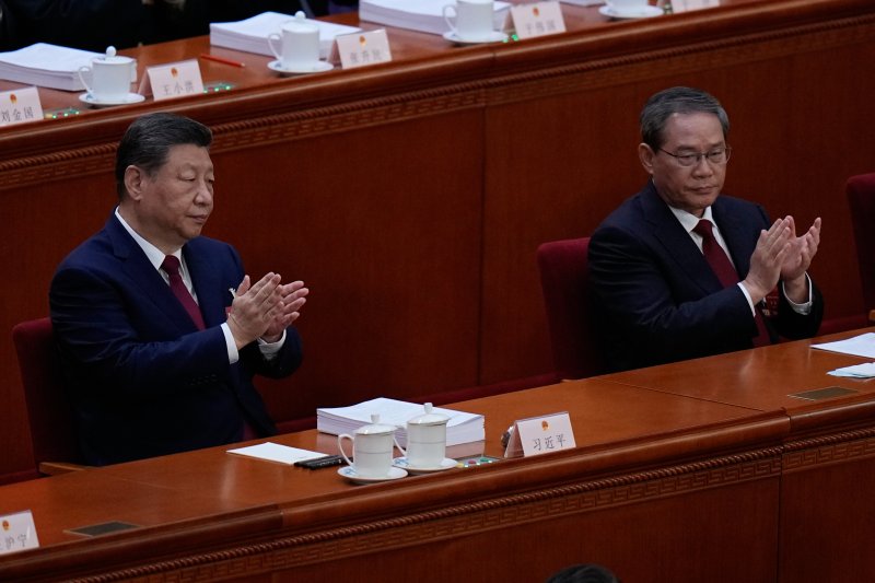 시진핑 중국 국가주석(왼쪽)이 베이징에서 열린 전국인민대표대회(전인대) 개막식에 참석해 리창 총리와 함께 박수 치고 있다. AP뉴시스