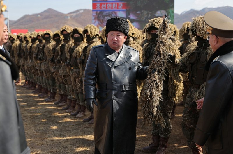 북한 노동당 기관지 노동신문은 5일 김정은 당 총비서가 '저격수의 날'을 맞아 수도방위군단의 사격 경기를 관람했다고 보도했다. 현장에는 조용원, 김재룡, 리일환 등 정치국 상무위원과 주요 간부들이 동행했다. 뉴스1