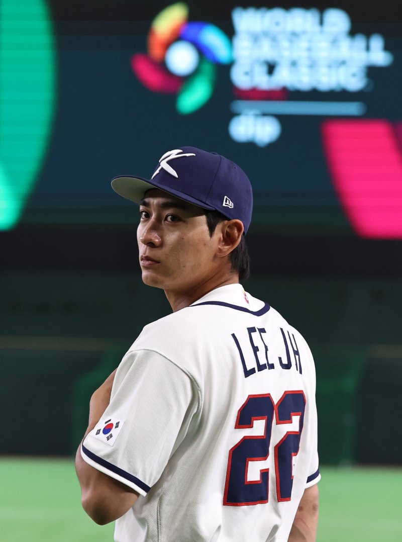 2026 월드베이스볼클래식(WBC) 대한민국 국가대표팀 이정후가 4일 일본 도쿄돔에서 훈련을 마치고 관중석을 바라보고 있다. 2026.3.4 ⓒ 뉴스1 구윤성 기자