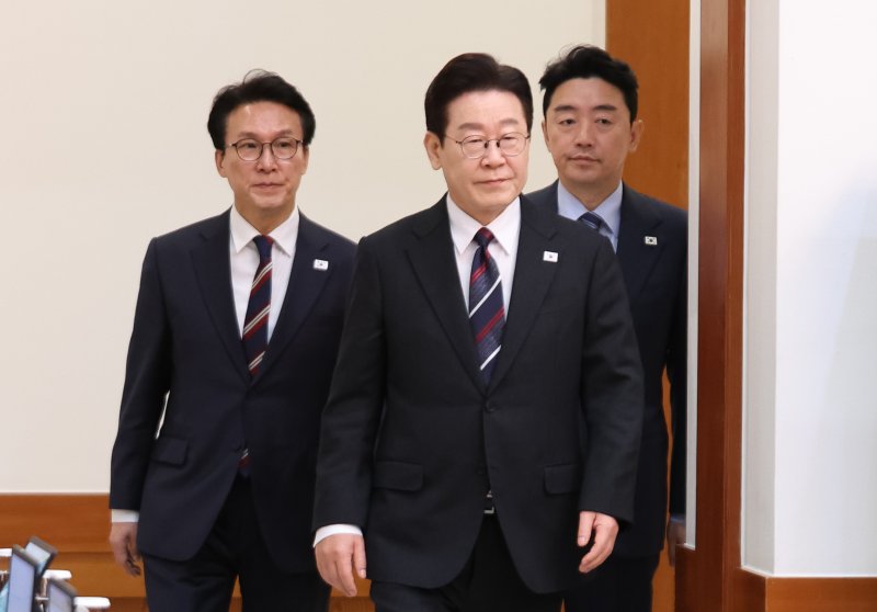 이재명 대통령과 김민석 국무총리, 강훈식 비서실장이 지난달 24일 청와대에서 열린 국무회의에 입장하고 있다. 뉴스1
