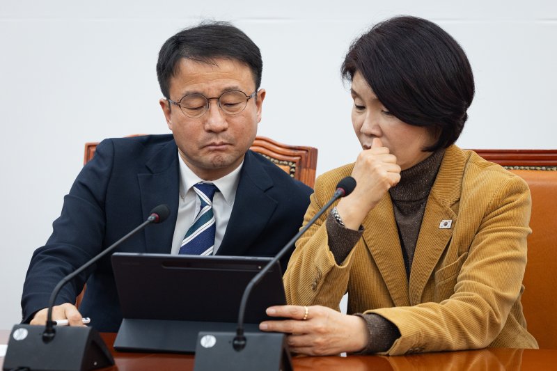 한병도 더불어민주당 원내대표와 한정애 정책위의장이 5일 서울 여의도 국회에서 열린 정책조정회의에서 태블릿PC를 바라보며 대화하고 있다. 2026.3.5 ⓒ 뉴스1 유승관 기자