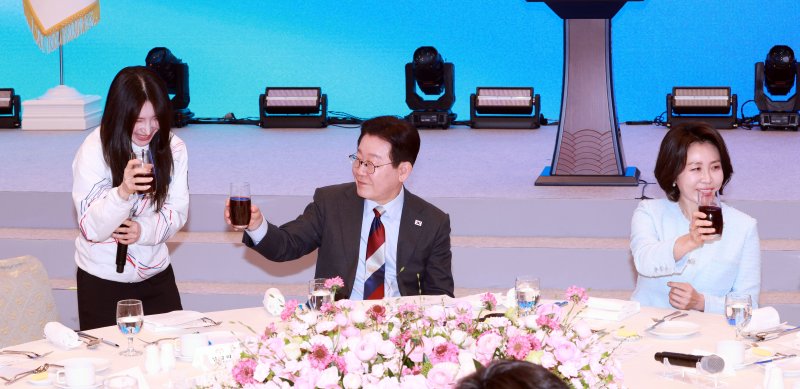 이재명 대통령이 5일 청와대 영빈관에서 열린 2026 밀라노·코르티나담페초 동계올림픽 선수단 격려 오찬에서 쇼트트랙 김길리와 건배하고 있다. 뉴시스
