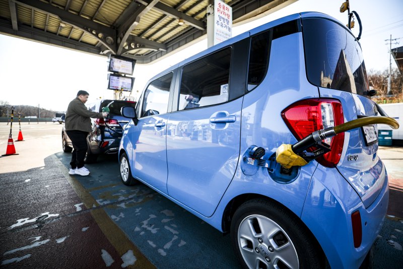 [서울=뉴시스] 정병혁 기자 = 미국과 이란의 무력충돌 속에 이란이 호르무즈 해협을 봉쇄하면서 국제 유가가 급등하고 있는 가운데 4일 서울시내 한 주유소를 찾은 시민들이 주유를 하고 있다 .2026.03.04. jhope@newsis.com