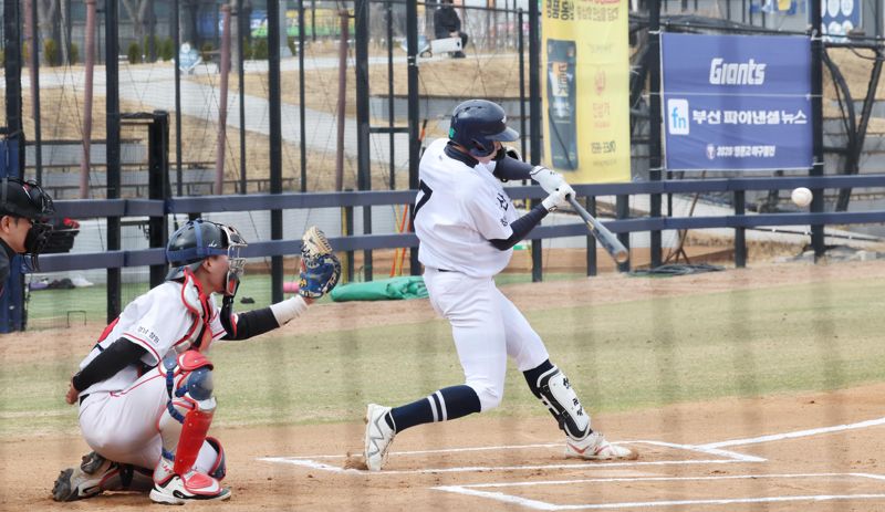 롯데자이언츠와 파이낸셜뉴스, 부산파이낸셜뉴스, 부산광역시소프트볼협회가 공동 주최한 '2026 명문고 야구열전' 마지막 날인 5일 부산 기장현대차드림볼파크에서 열린 마산고:용마고의 결승전에서 마산고 김지윤 선수가 타격을 하고 있다. 사진=박범준 기자