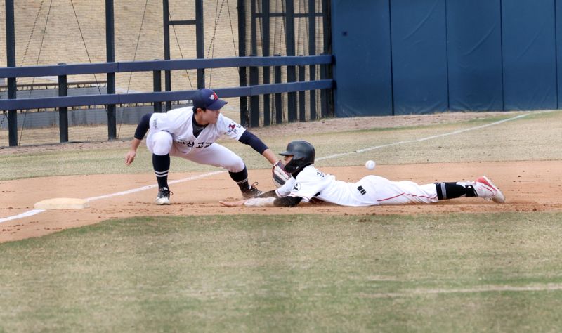 롯데자이언츠와 파이낸셜뉴스, 부산파이낸셜뉴스, 부산광역시소프트볼협회가 공동 주최한 '2026 명문고 야구열전' 마지막 날인 5일 부산 기장현대차드림볼파크에서 열린 마산고-용마고의 결승전에서 용마고 김창헌 선수가 3루로 들어가고 있다. 사진=박범준 기자