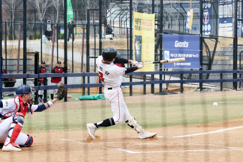 '2026 명문고 야구열전' 마지막 날인 5일 부산 기장현대차드림볼파크에서 열린 마산고-용마고의 결승전에서 용마고 최민상 선수가 5회 2루타를 치고 있다. 사진=박범준 기자
