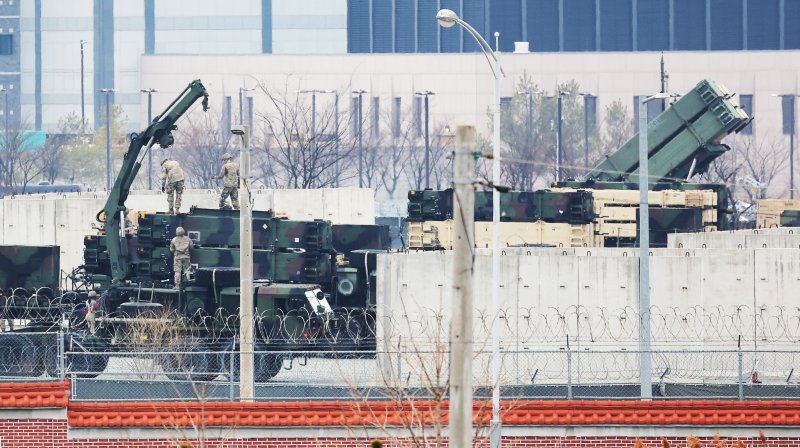 지난 5일 경기도 평택시 캠프 험프리스에 설치된 패트리엇 포대에서 주한미군 장병들이 크레인 등을 이용해 작업하고 있다. 연합뉴스