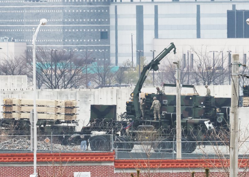 미국과 이스라엘의 이란 공습으로 중동 사태가 확대되면서 한미가 주한미군 무기 차출에 대해 협의 중인 것으로 알려진 5일 경기 평택시 캠프 험프리스 지대공 유도 미사일인 패트리엇(PAC-3)포대에서 주한미군 장병들이 중장비를 동원해 작업하고 있다. 연합뉴스