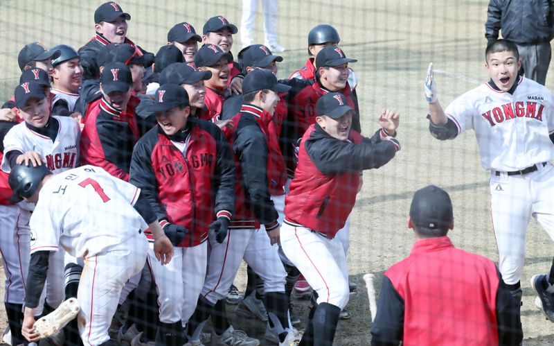 롯데자이언츠와 파이낸셜뉴스, 부산파이낸셜뉴스, 부산광역시소프트볼협회가 공동 주최한 '2026 명문고 야구열전' 마지막 날인 5일 부산 기장현대차드림볼파크에서 열린 마산고:용마고의 결승전에서 용마고 이승현 선수가 5회 2점 홈런을 치고 동료들의 축하를 받고 있다. 사진=박범준 기자