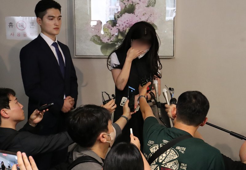 부산 서면에서 귀가하던 20대 여성을 무차별 폭행한 이른 바 '부산 돌려차기' 사건의 가해자가 2023년 6월 12일 오후 부산 연제구 부산고등법원에서 열린 항소심 선고공판에서 징역 20년을 선고받았다. 공판이 끝난 뒤 '부산 돌려차기' 사건의 피해자가 심경을 밝히고 있다./사진=뉴스1