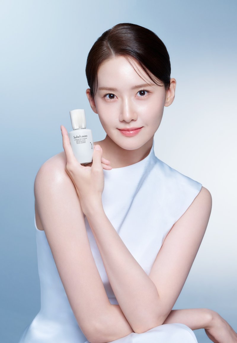 설화수 자정앰플세럼 앰버서더인 배우 임윤아가 제품을 홍보하고 있다.